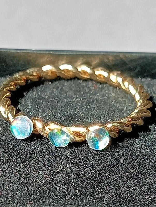 Bague dorée 3 triplets d'opale 3 mm ronds taille 18, Bijoux, Sacs & Beauté, Bagues, Neuf, Enlèvement ou Envoi, 18 à 19, Femme ou Homme