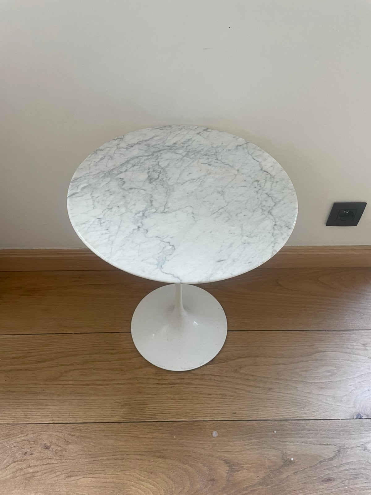 Knoll Saarinen Tulip Bijzettaffel, Huis en Inrichting, Ophalen, Zo goed als nieuw