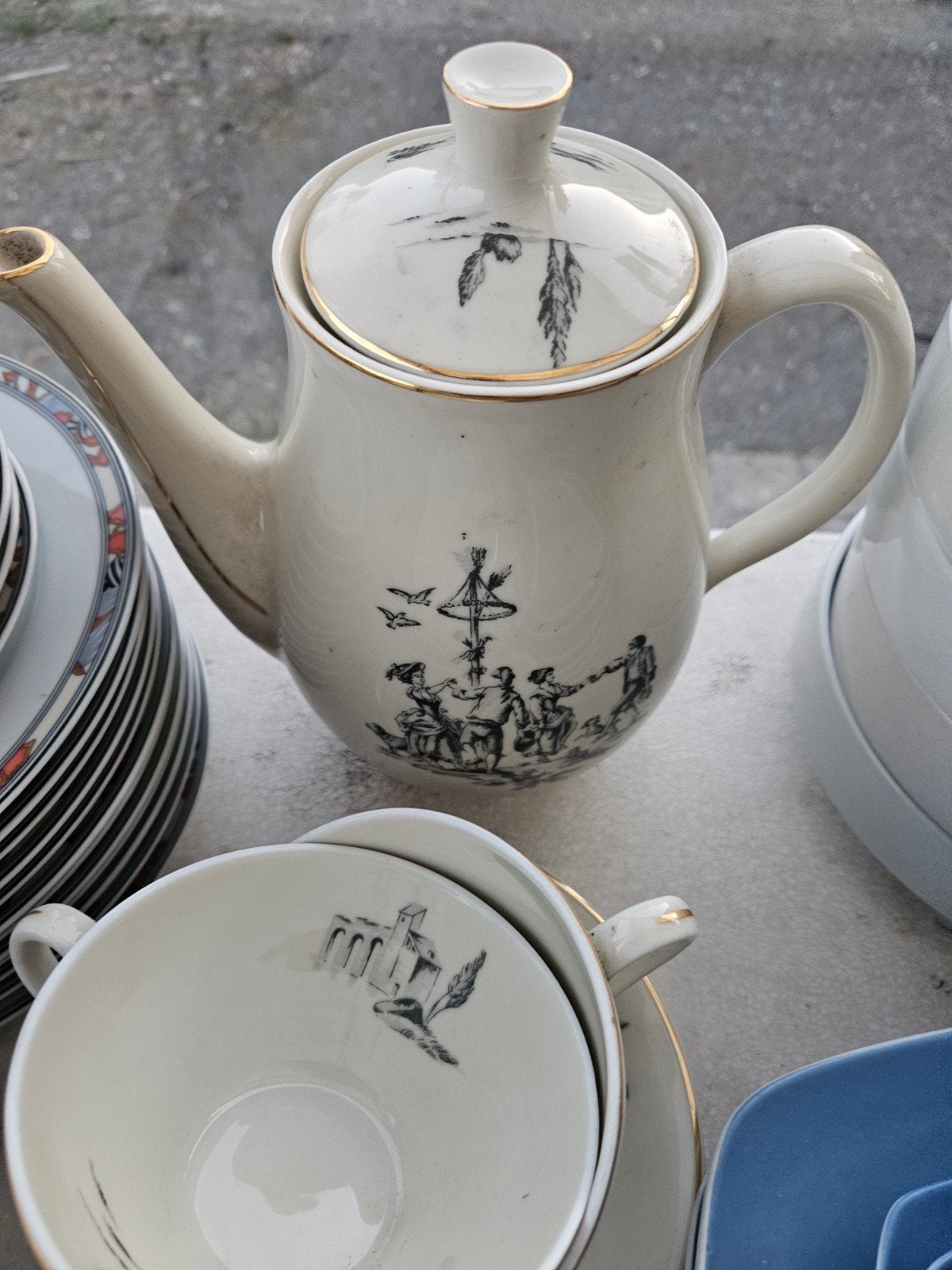 Retro koffiekan met 6 tassen en ondertassen, Ophalen