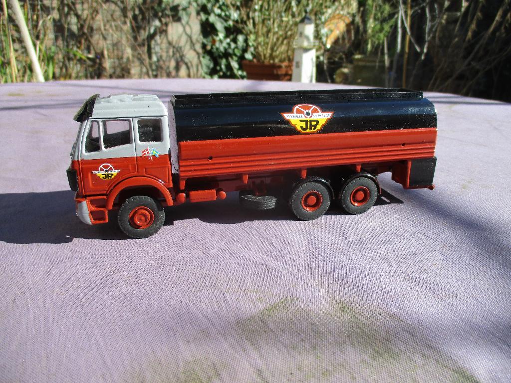 Mercedes SK EPS Joh. Rasmussen Svebølle Lion Toys, Hobby en Vrije tijd, Modelauto's | 1:50, Verzenden, Nieuw, Bus of Vrachtwagen