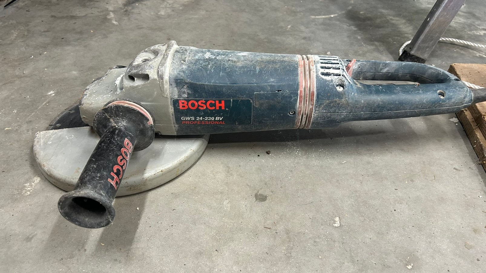 Bosch Professional GWS 24-230 BV – 2400W – 230 mm, Ophalen, Gebruikt, 1000 watt of meer, Haakse handslijpmachine