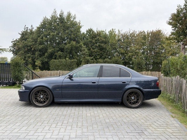 BMW 520i E39 2001 blauw, Autos, Achat, Carnet d'entretien, Bleu, 5 portes