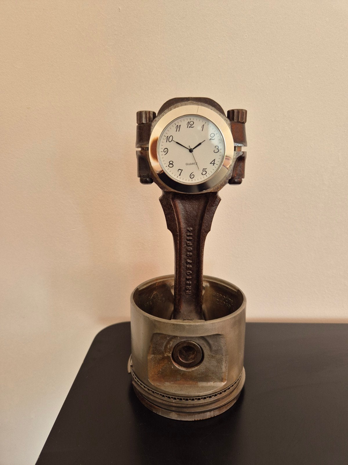 Horloge dans un piston de moteur, Gris, Industriel, Enlèvement, Horloge de table