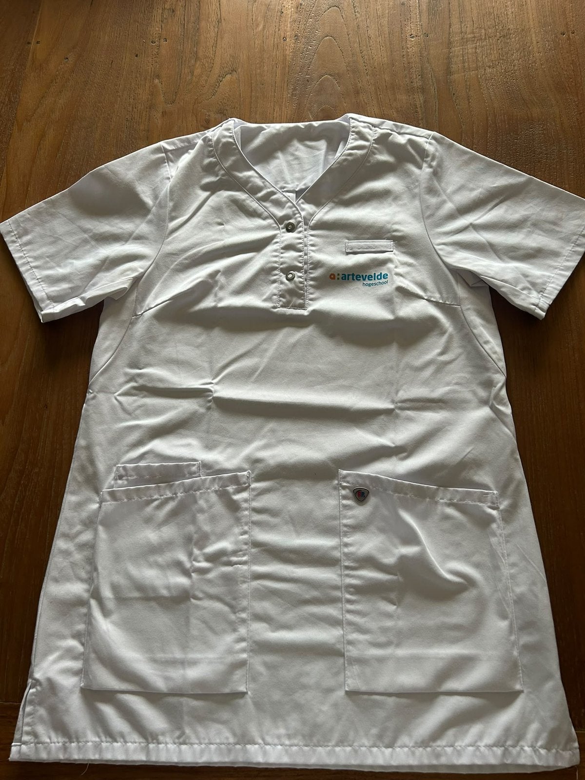 2x wit broekpak met embleem AHS Arteveldehogeschool, Kleding | Dames, Ophalen, Zo goed als nieuw, Wit