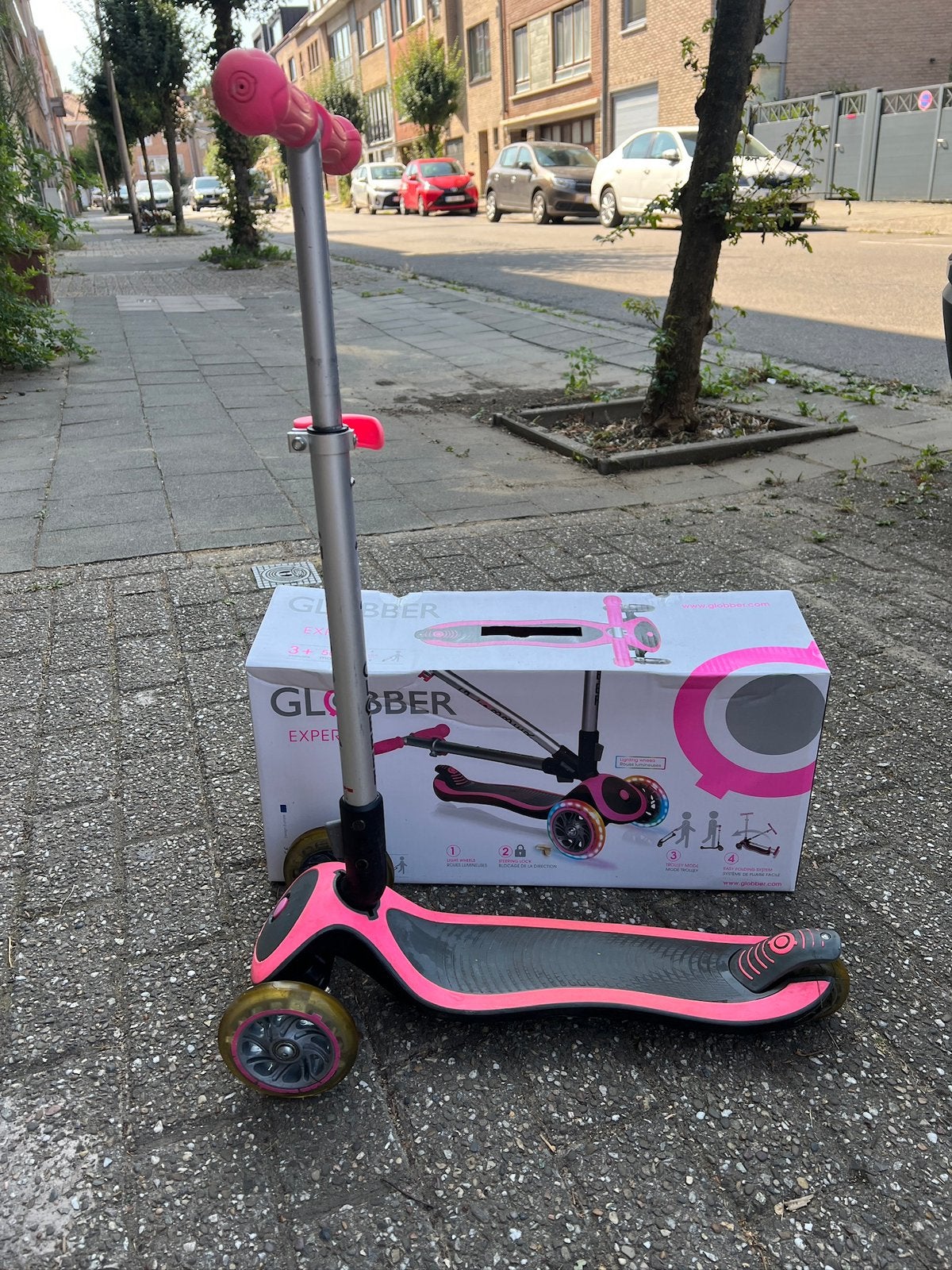 Trotinette Globber rose roues lumineuses, Vélos & Vélomoteurs, Enlèvement, Comme neuf