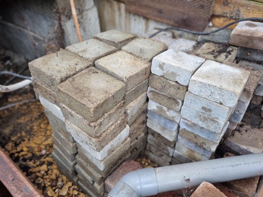 Gratis klinkers grijs 10x10cm (82stuks), Ophalen, Zo goed als nieuw, Klinkers