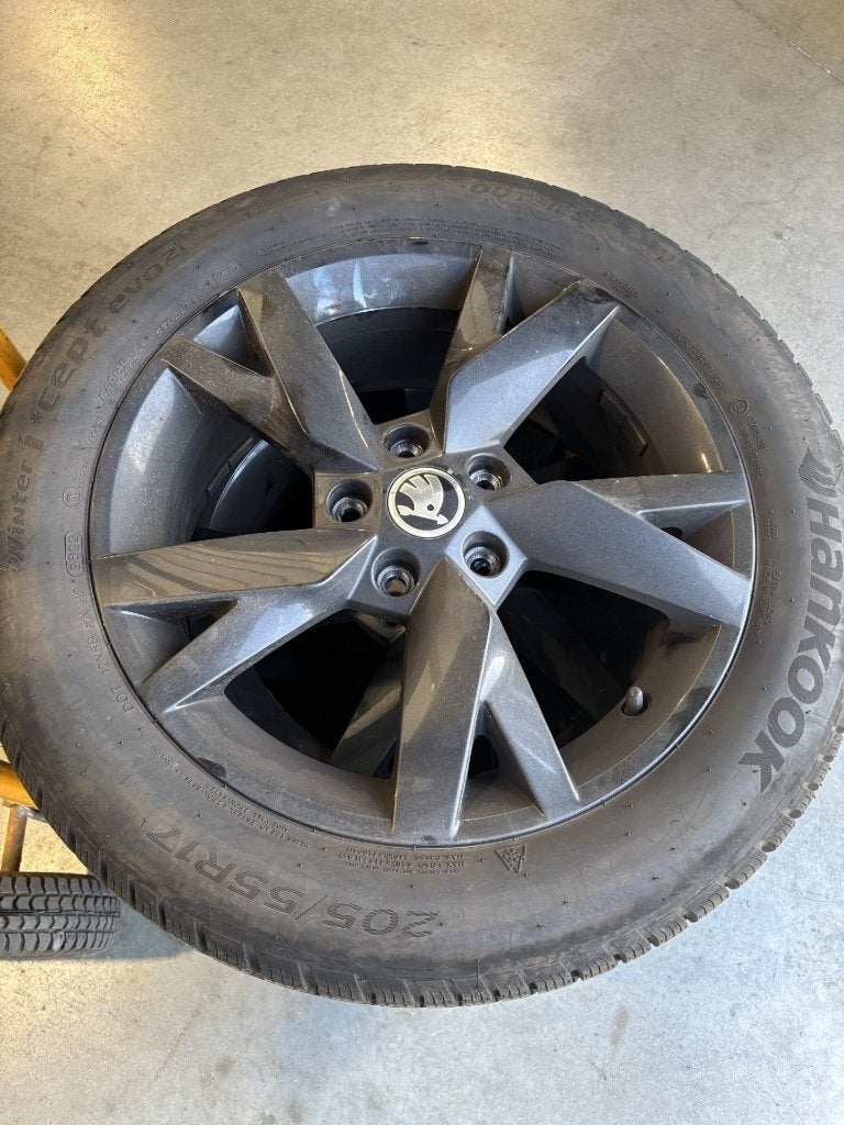 Jantes Lyra Black + pneus hiver Hankook 17’’, Pneus hiver, Véhicule de tourisme, 205 mm, Enlèvement