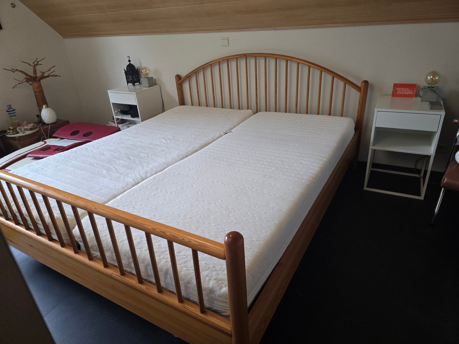 2 lattenbodems 90 cm op 180 cm + 2 nachtkastjes, Elektronische apparatuur, Ophalen