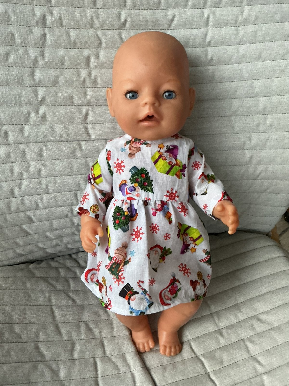 187. Babyborn: Nieuw jurkje met kerstkabouters, Enfants & Bébés, Jouets | Poupées, Enlèvement ou Envoi, Neuf, Baby Pop