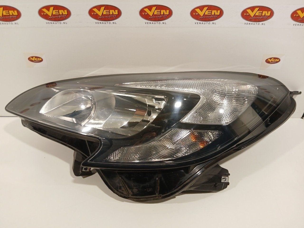 Koplamp links Opel Corsa, Onderdelen@venauto.nl, Van der Ven Autorecycling B.V., Ettenseweg 76, 4706 PB Roosendaal, The Netherlands