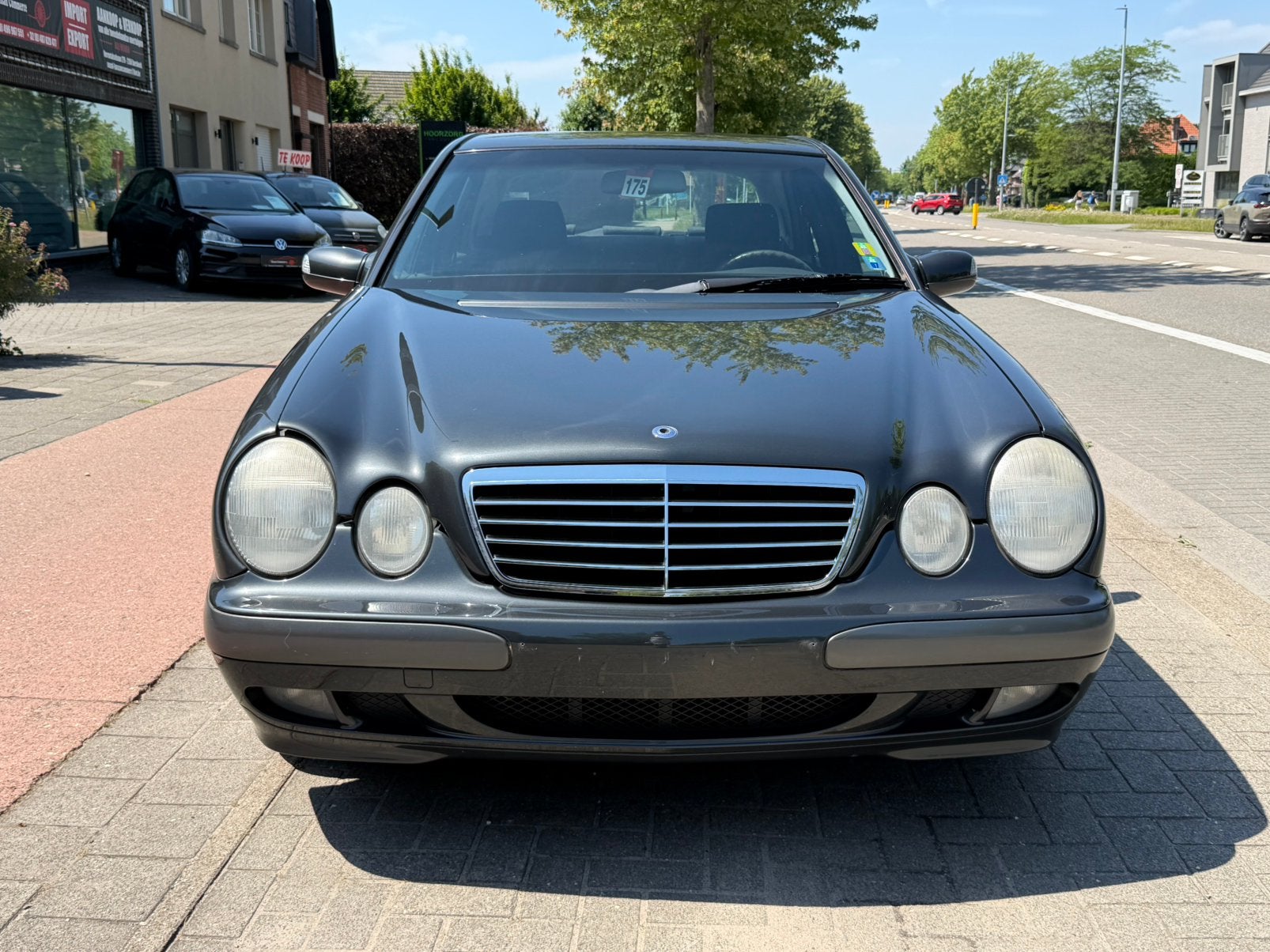 Mercedes e200 classic manuel  2000 220.000km, Auto's, 4 deurs, Stof, Bedrijf, Grijs