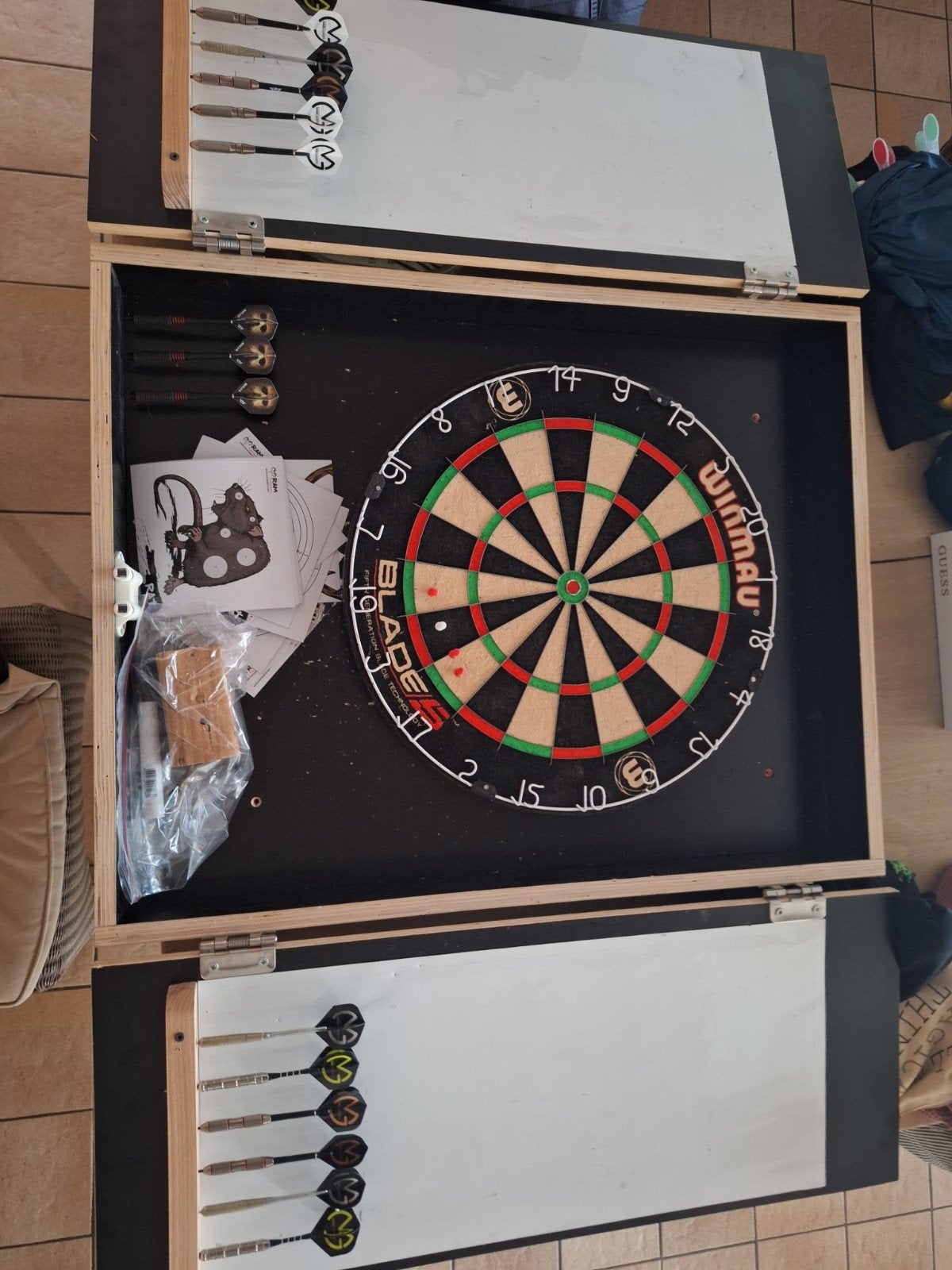 darts bord met kast en toebehoren, Sport en Fitness, Darts, Ophalen