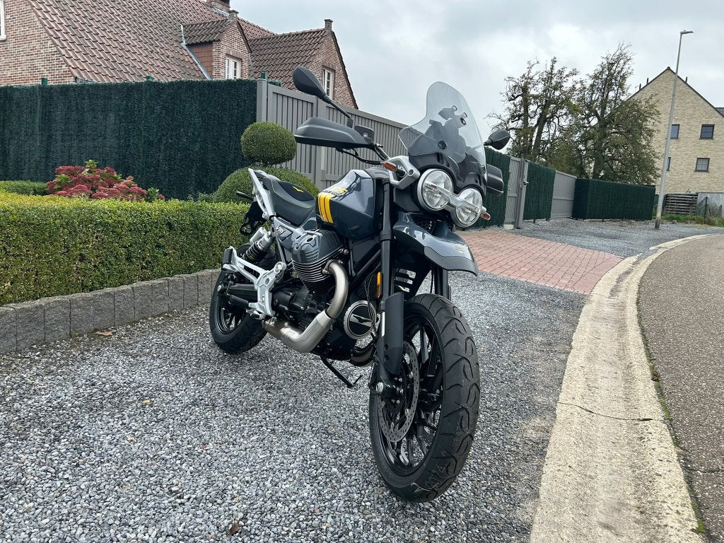 Moto Guzzi V85 Strada 105th, Motoren, 2 cilinders, Nieuw, Motorrijbewijs A, Bedrijf