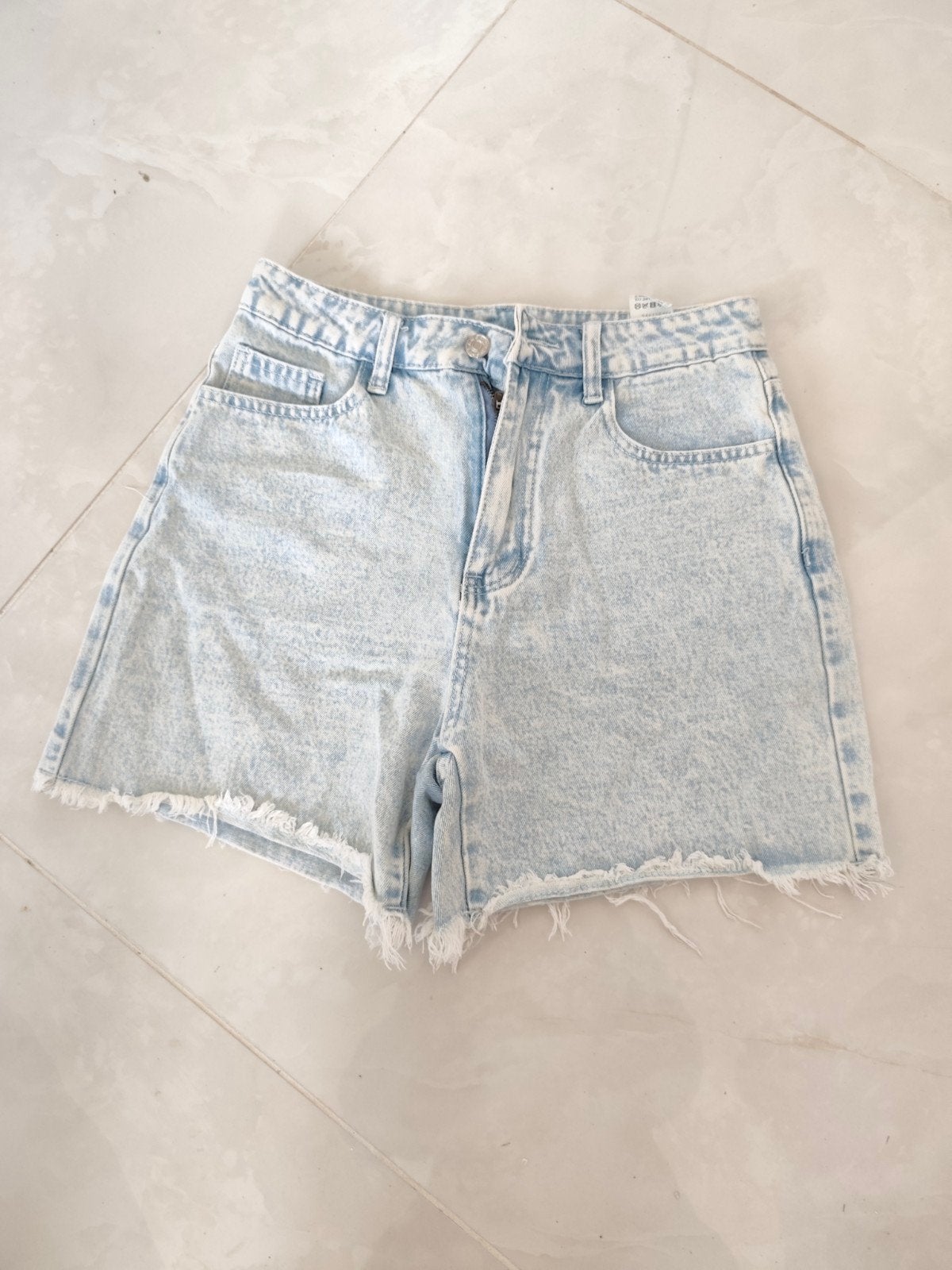 Spijkershort met een gerafeld effect aan de randen. 86% kato, Kleding | Dames, Broeken en Pantalons, Kort, Blauw, Ophalen of Verzenden