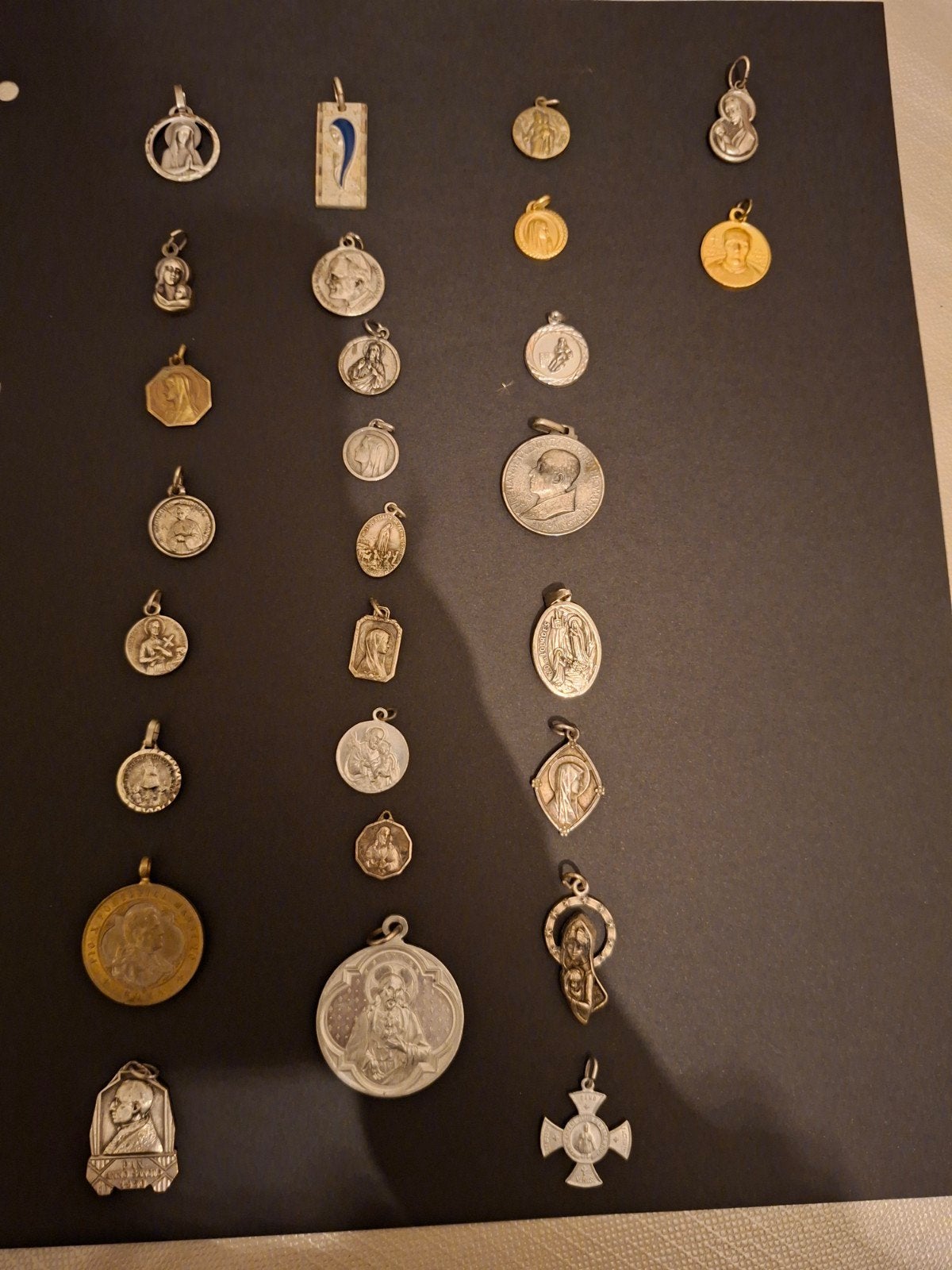 27 stuks riligeuse hangers , vintage ,er zijn er zilvere bij, Ophalen of Verzenden
