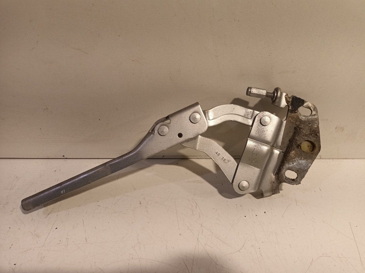 Motorkapscharnier links Volkswagen Passat, Onderdelen@venauto.nl, Van der Ven Autorecycling B.V., Gebruikt, Ettenseweg 76, 4706 PB Roosendaal, The Netherlands