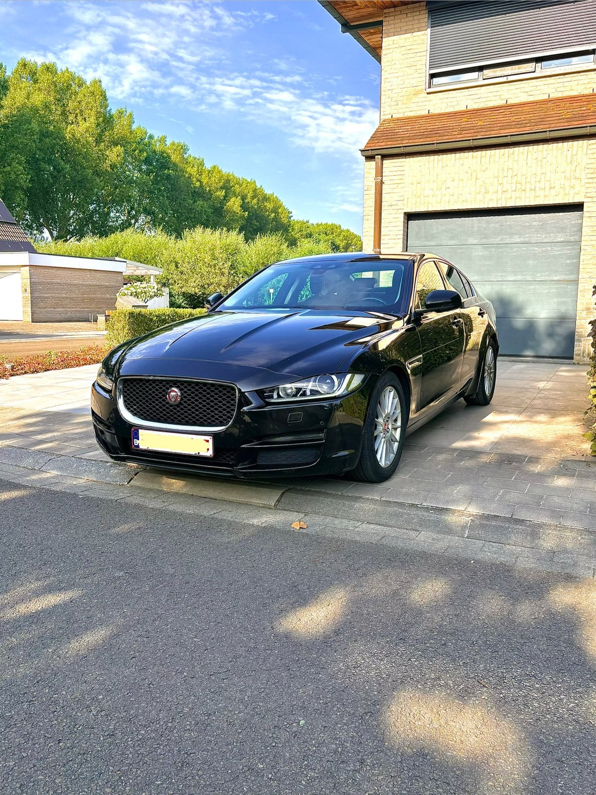 Jaguar XE 2016 euro 6 milliards, Autos, Jaguar, Cuir, Electronic Stability Program (ESP), Euro 6, Carnet d'entretien