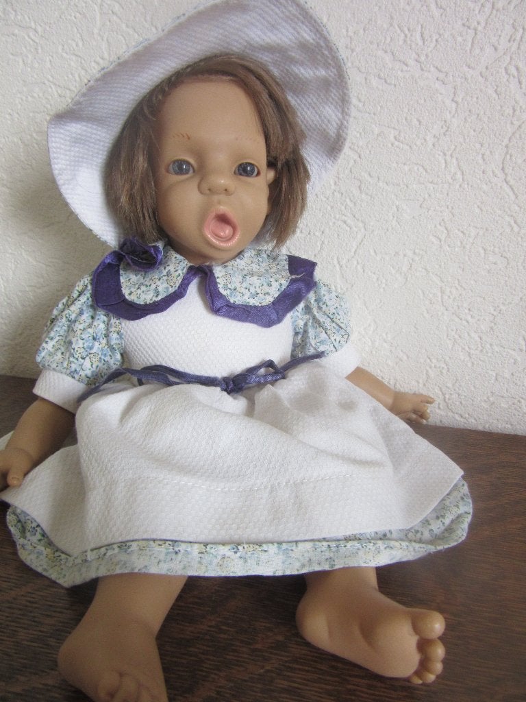 Vintage baby pop met glasogen en originele kleding, Verzamelen, Poppen, Ophalen of Verzenden, Zo goed als nieuw, Pop