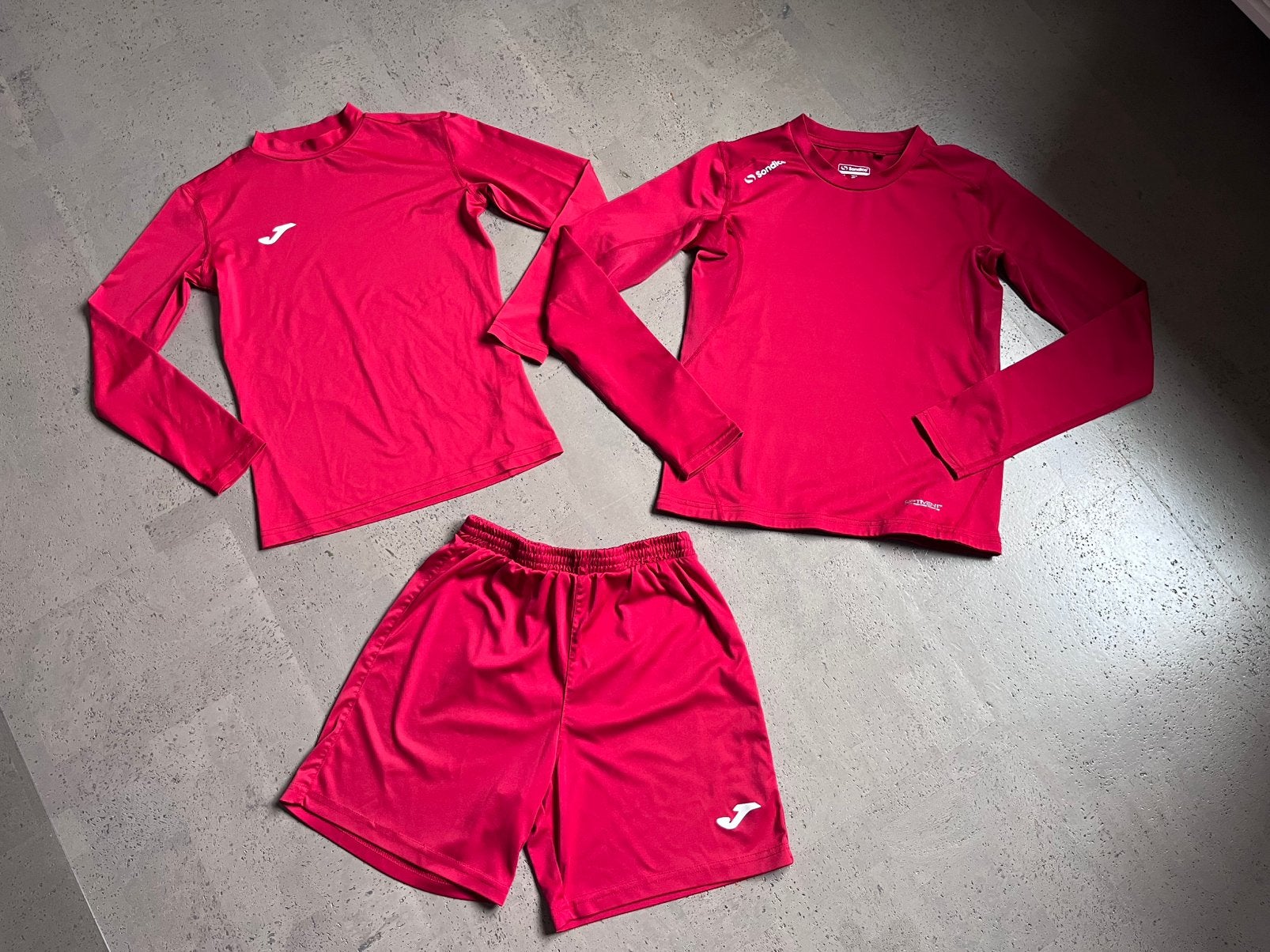 Pakket rode sportkledij maat 12-14 jaar, Ophalen of Verzenden, Gebruikt, Jongen of Meisje, Sport- of Zwemkleding