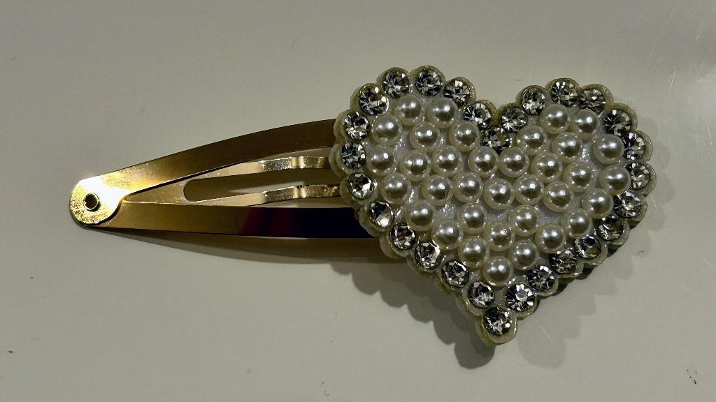 Hartvormige haarspeld met parels & strass, Bijoux, Sacs & Beauté, Beauté | Soins des cheveux, Enlèvement ou Envoi, Neuf, Épingle à cheveux
