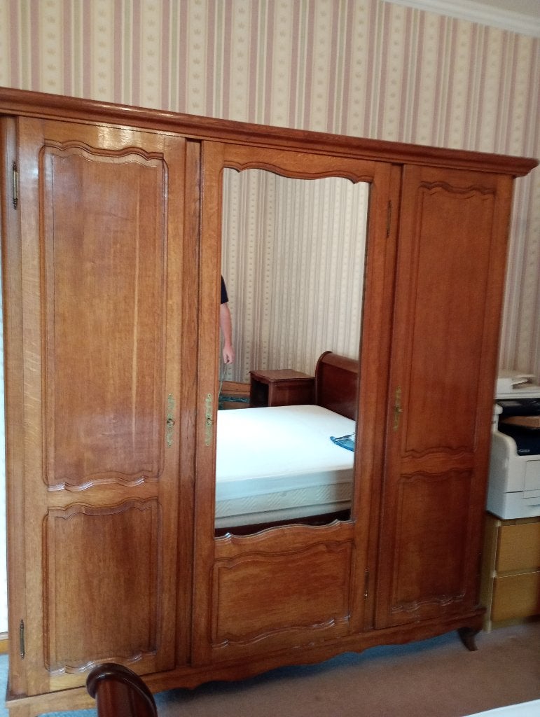 Armoire en bois, Enlèvement