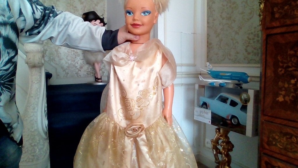 Ancienne poupée avec robe disney, Enlèvement