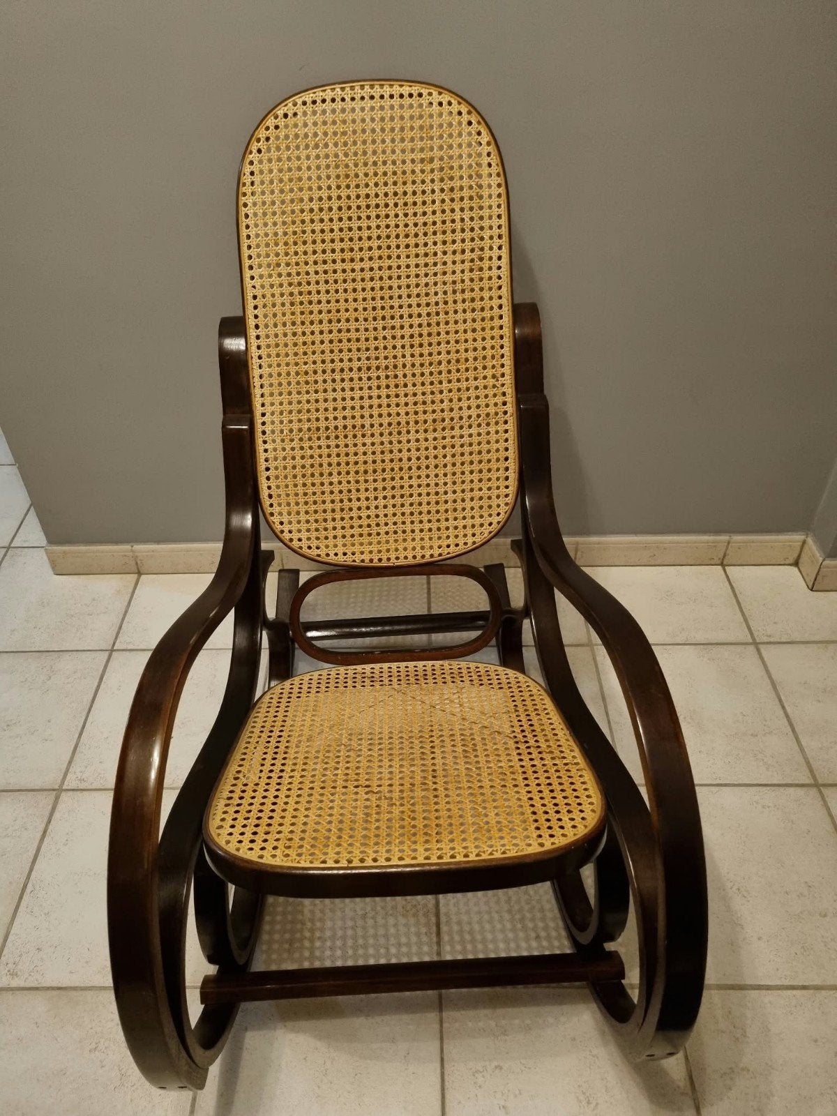 fauteuil à bascule en rotin en bois aspect noyer, Enlèvement