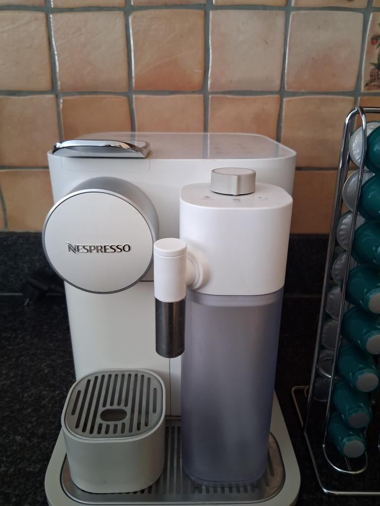 Koffiezetapparaat  Delonghi Nespresso, Elektronische apparatuur, Koffiezetapparaten, Ophalen, Gebruikt, Koffiepads en cups, Afneembaar waterreservoir