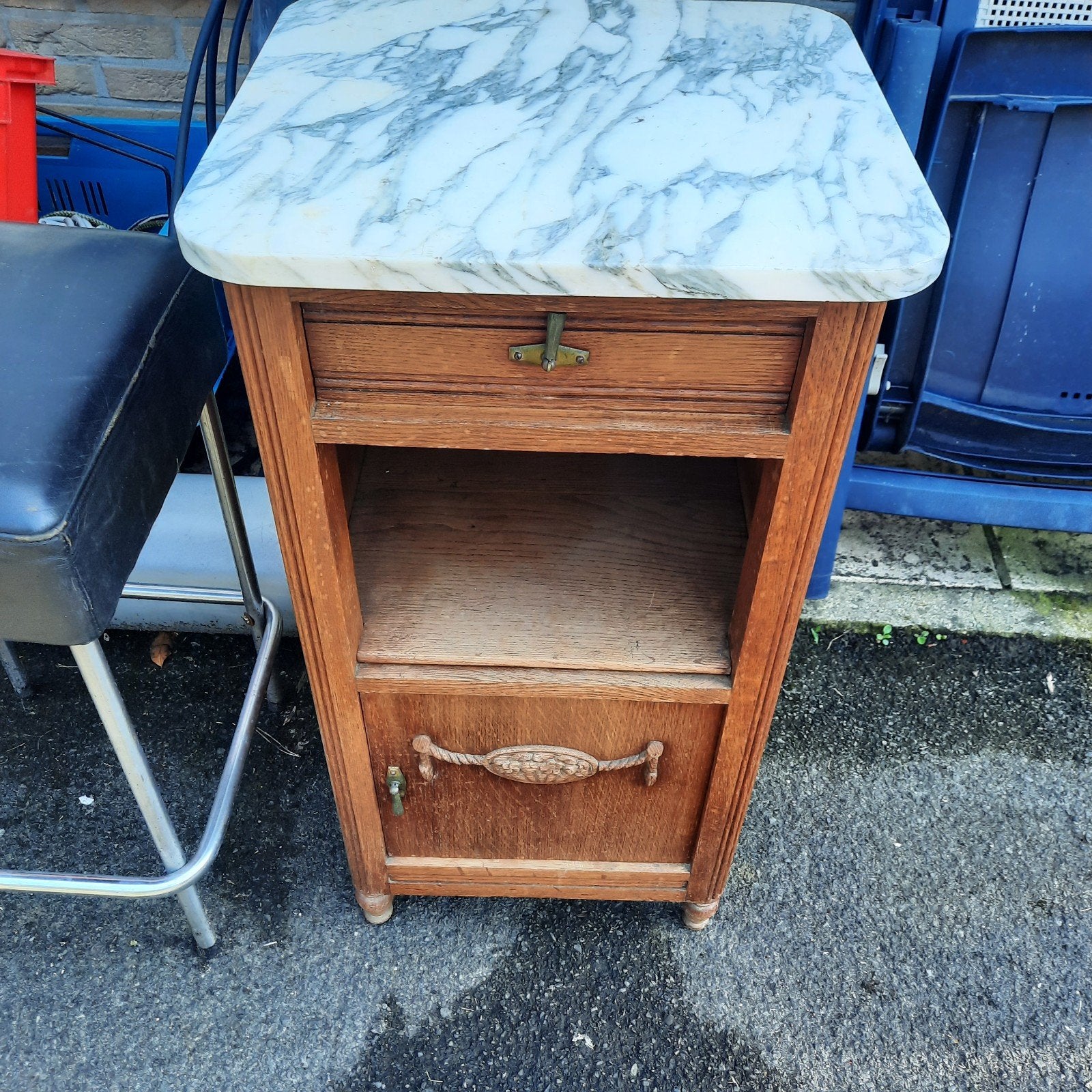 Table de chevet en chêne. Avec plateau en marbre. Très bon é, Enlèvement