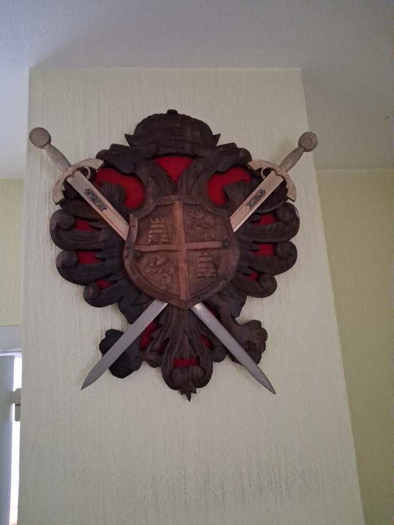 Armoiries espagnoles vintage avec 2 épées décoratives, Antiquités & Art, Enlèvement