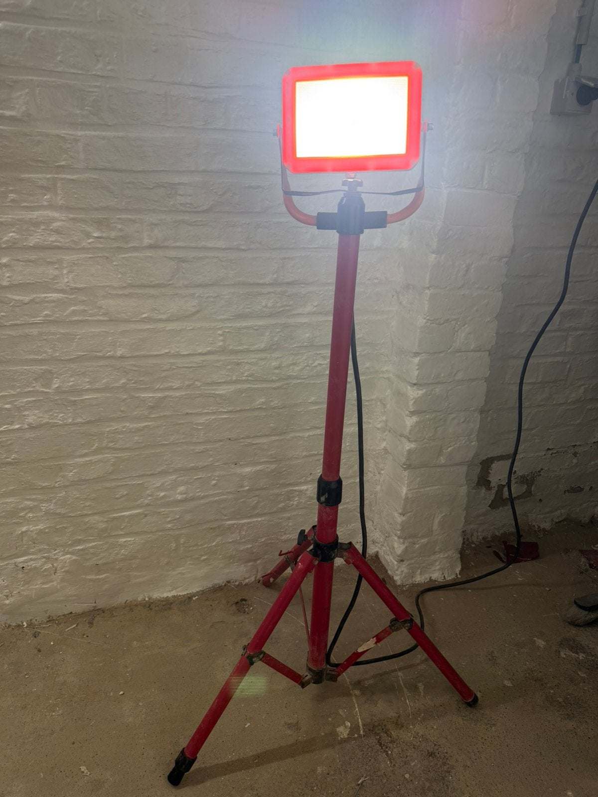 Titre : Projecteur de chantier LED sur trépied réglable, Enlèvement ou Envoi, Comme neuf