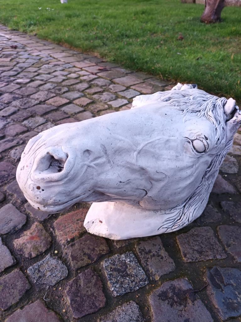 Betonnen paarden hoofd ( met schade), Tuin en Terras, Ophalen