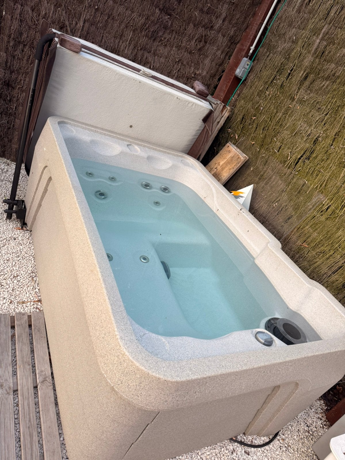 Jacuzzi a donner, Jardin & Terrasse, Bains à remous et Spas, Enlèvement, Utilisé, Pompe, Fixé