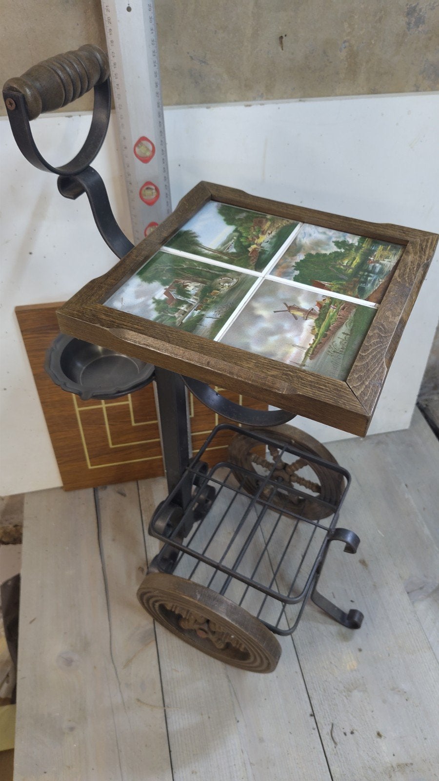 Vintage rooktafeltje (of rookwagen / bijzettafeltje) op wiel, Ophalen, Zo goed als nieuw, Overige materialen, Bijzettafel met lectuurbak