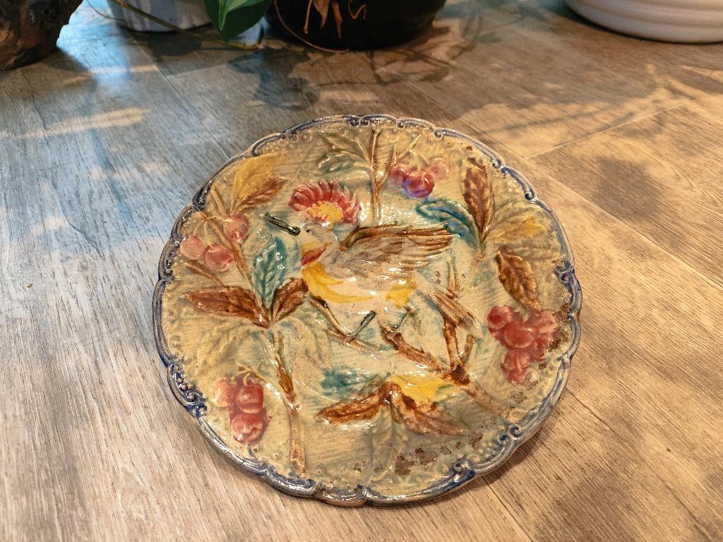Antiek Wasmuël Majolica Bord – Vogel in Reliëf, Ophalen of Verzenden