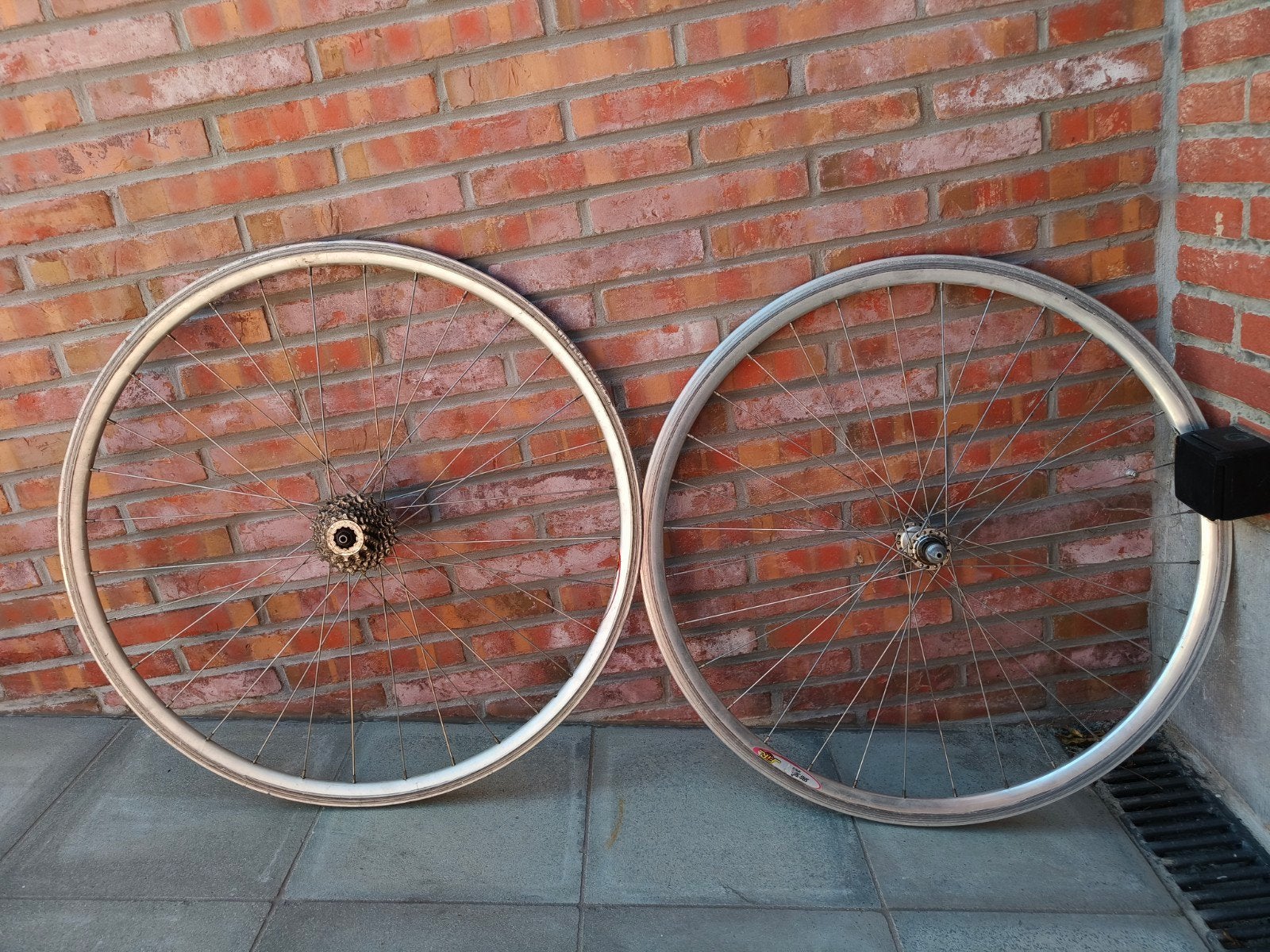 Wielset koerswielen retro, Ophalen
