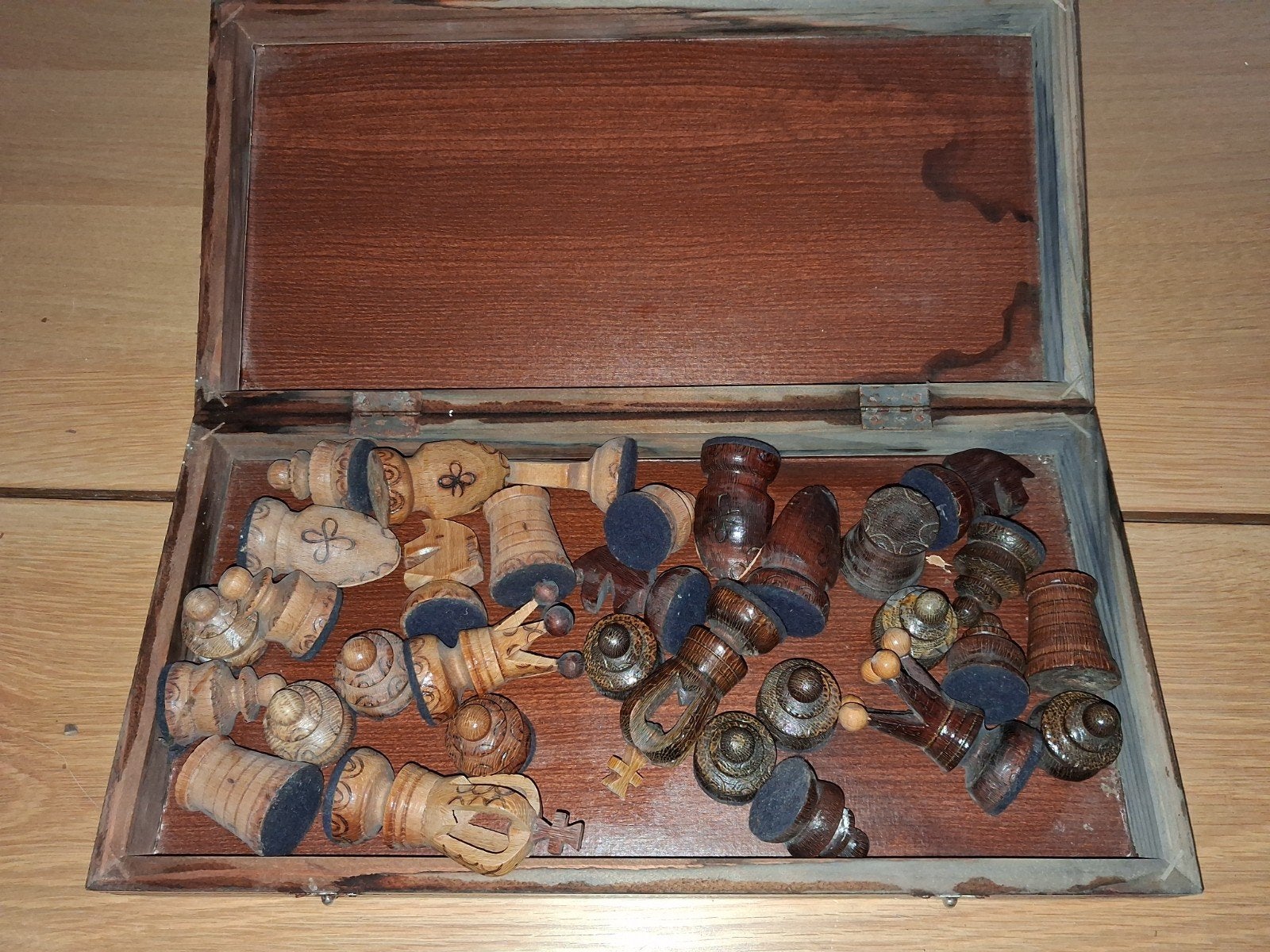 Handgesneden houten schaakbord, Ophalen