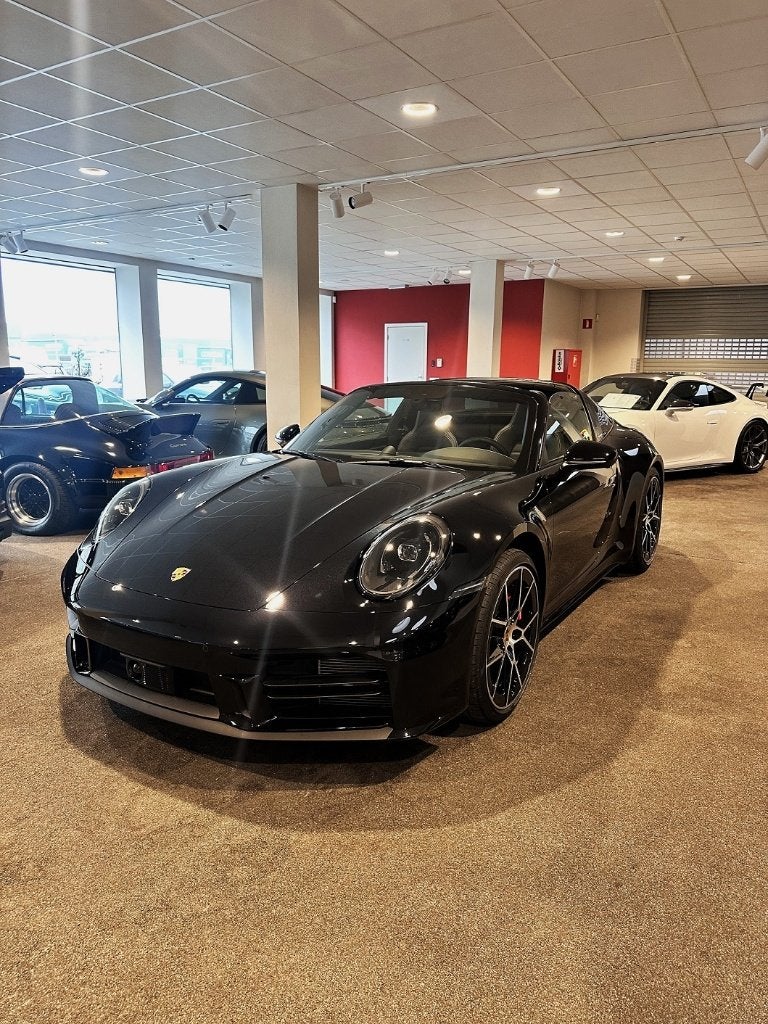 Porsche 911 992.2 Targa 4S/NIEUW/ACC/18Weg/Achteras/Lift/360, Auto's, Automaat, 1770 kg, Cabriolet, Zwart