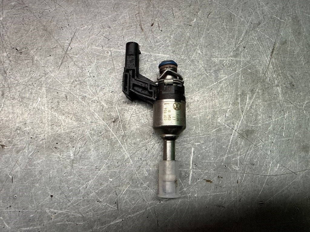 INJECTEUR Skoda Octavia Combi (1Z5) (|03F906036B|), Utilisé, Info@skoda-auto.de, Skoda, Max-Planck-Straße  3-5
64331  Weiterstadt, DE