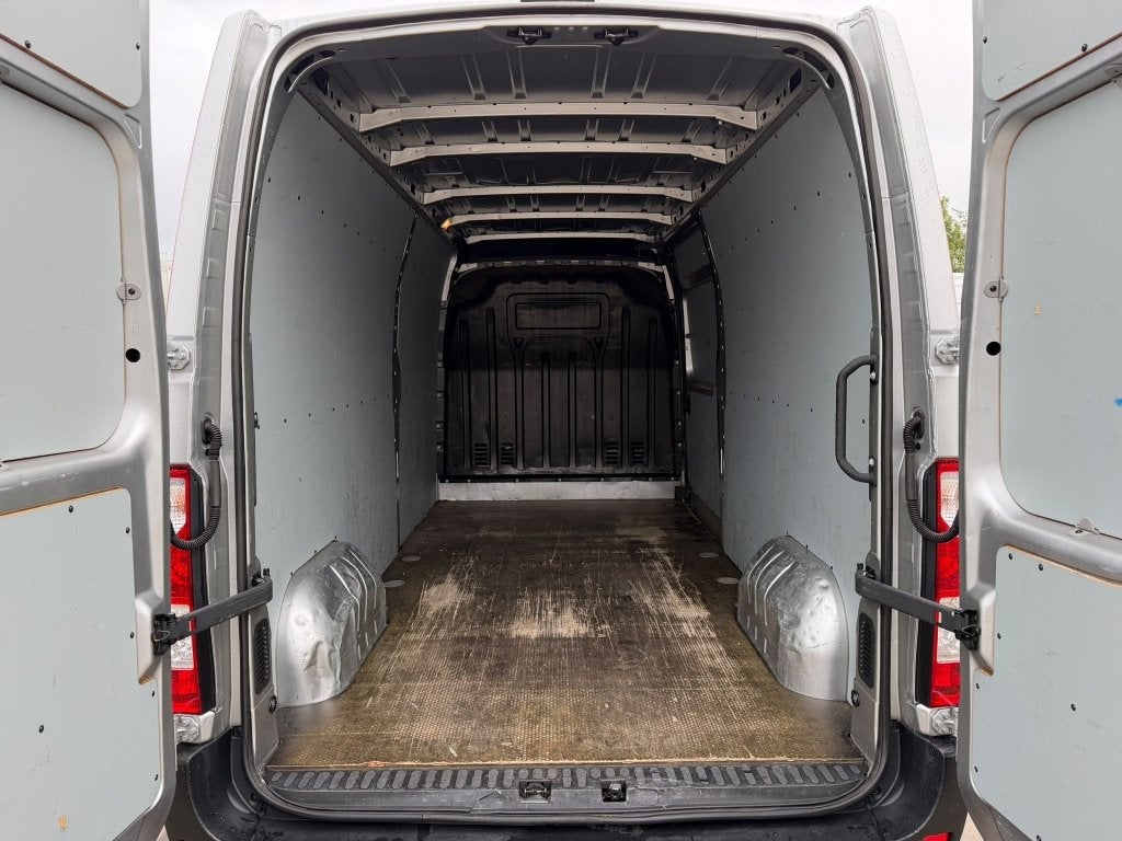 Nissan Interstar (Stock ID 40401) — 10