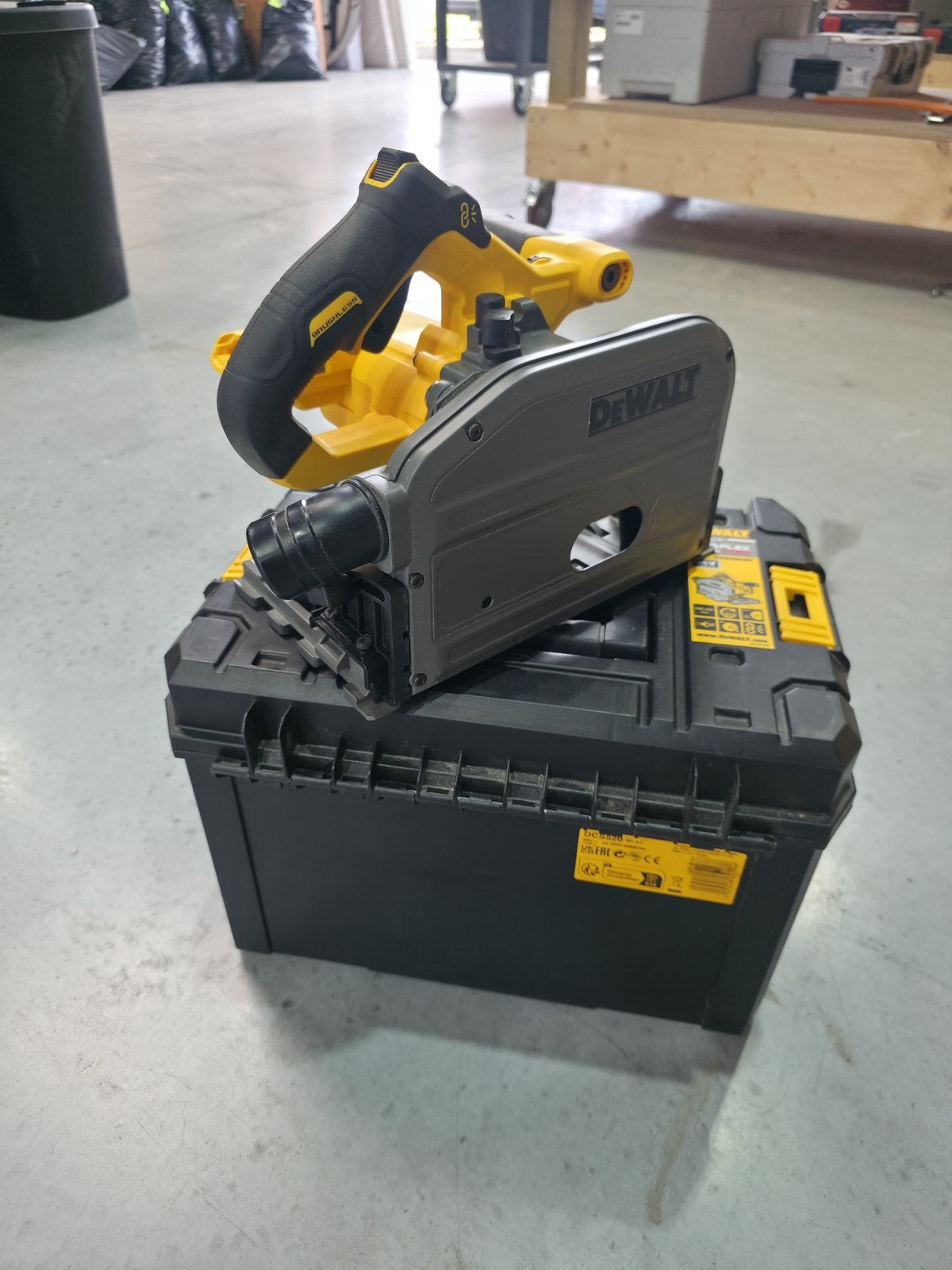Scie plongeante Dewalt + rails - Comme neuve, Moins de 600 watts, 30 à 70 mm, Comme neuf, Enlèvement