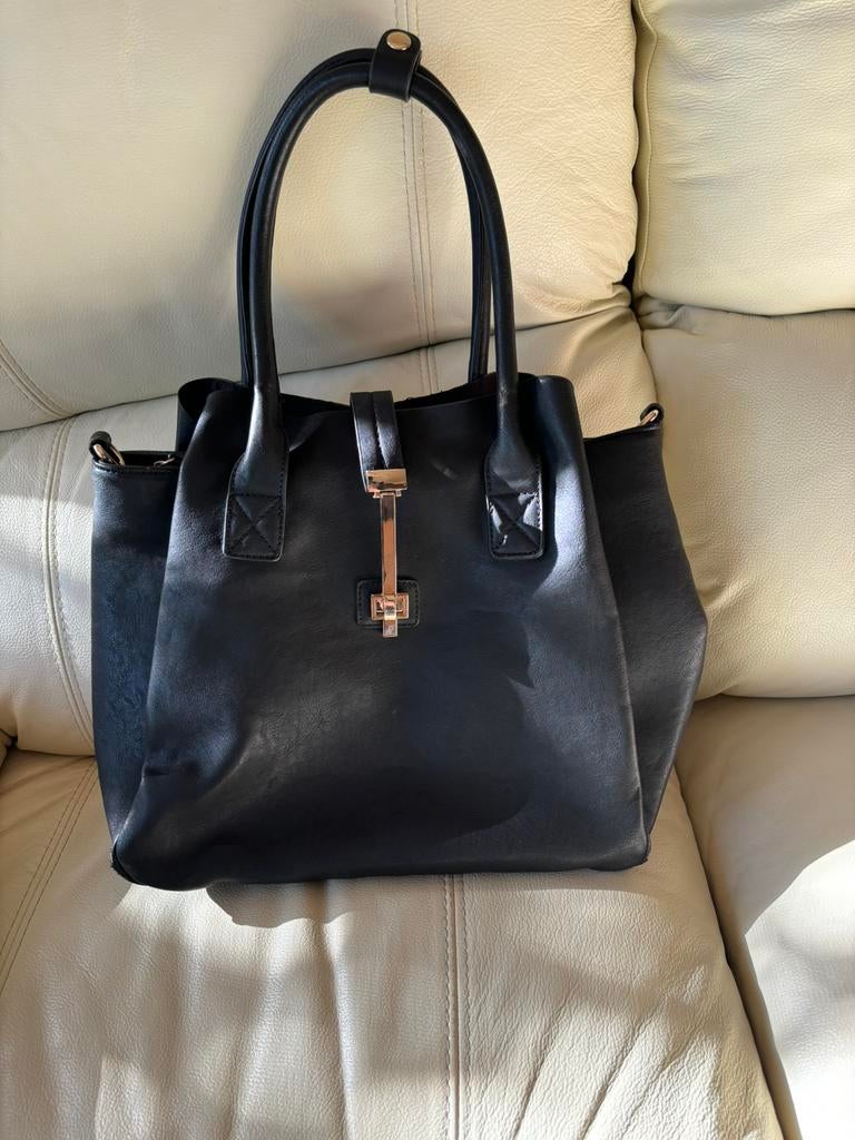 Zwarte leder handtas, H 29, tot H 46, br 38, onderkant 13cm, Handtassen en Accessoires, Ophalen, Zo goed als nieuw