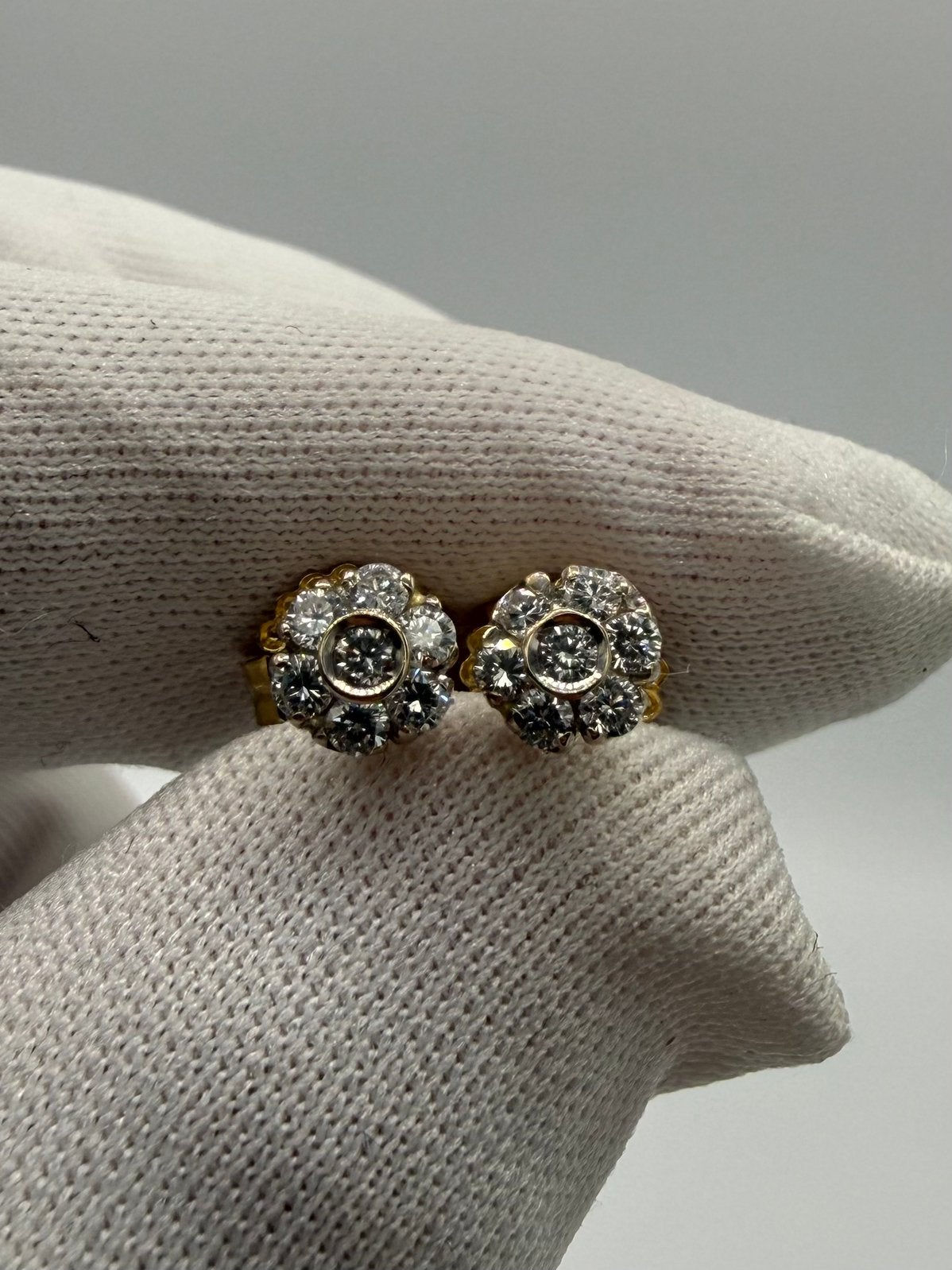 18K Gouden Oorknopjes met Natuurlijke Diamanten – Bloem, Handtassen en Accessoires, Ophalen of Verzenden, Zo goed als nieuw, Met edelsteen