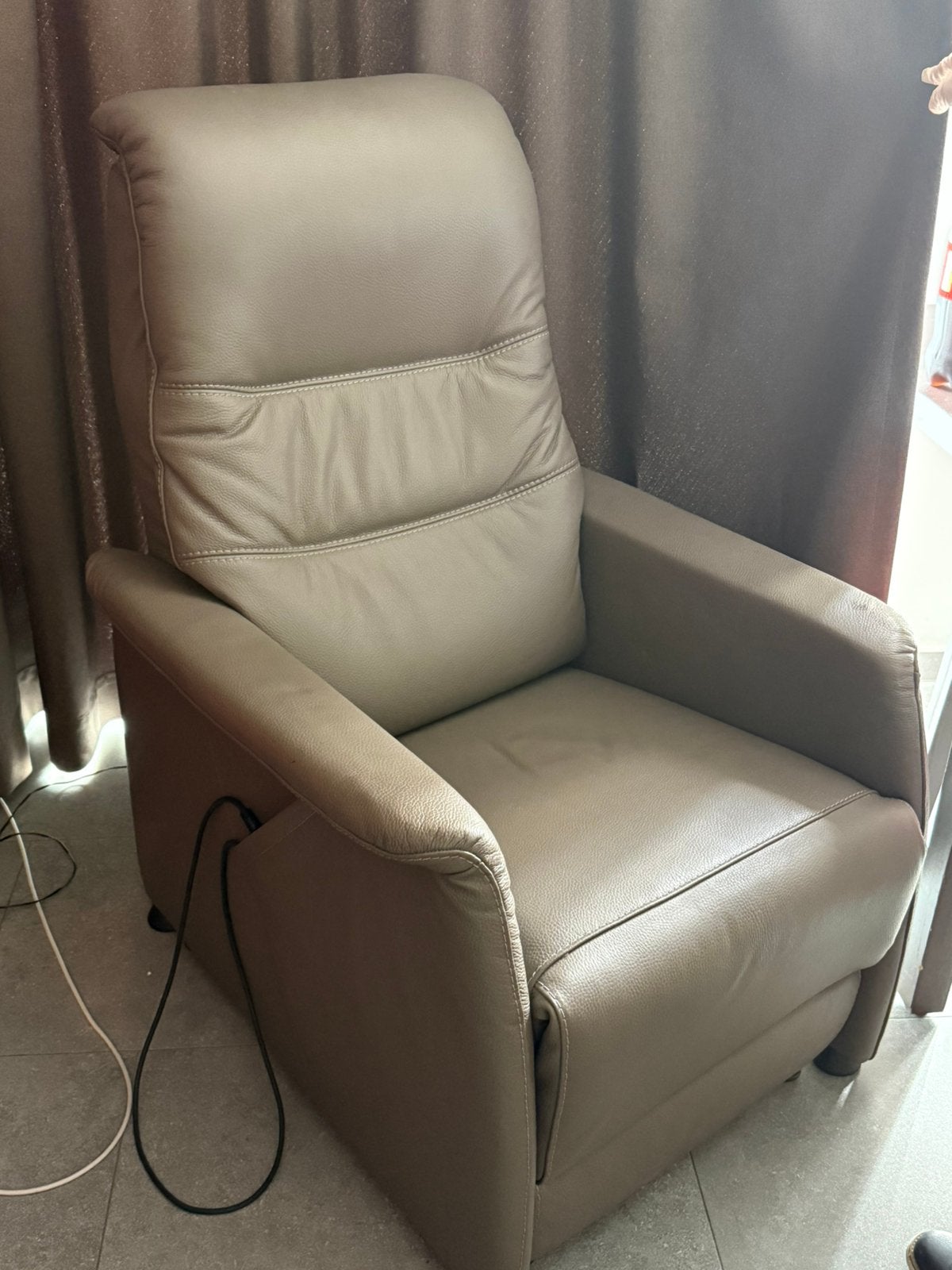 Luxe elektrische sta-op relaxzetel in echt leder., Huis en Inrichting, Ophalen, Zo goed als nieuw