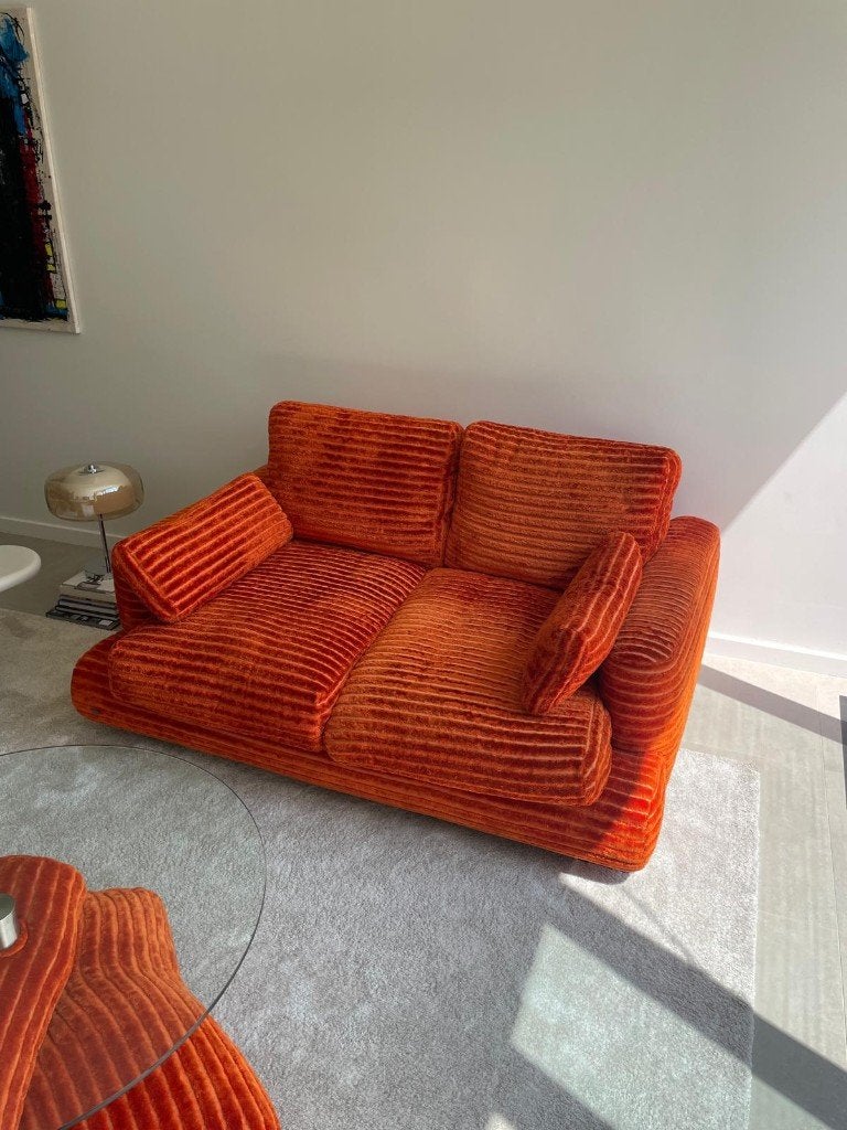Bretz topdesign – 2-zits sofa met bijpassende salontafel, Huis en Inrichting, Ophalen, Zo goed als nieuw, Rechte bank, Stof
