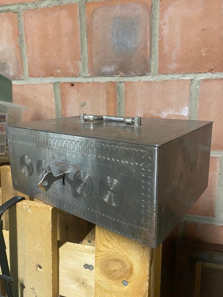 Coffret métal ciselé ancien - porte monnaies - metal argenté, Ophalen of Verzenden, Zo goed als nieuw, Metaal