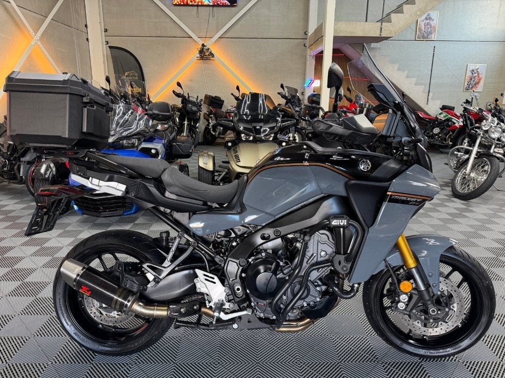 YAMAHA TRACER 900 GT PLUS + * GARANTIE * 2024 * 16.600 km, Motos, Permis Moto A, Entreprise, Occasion, Plus de 35 kW