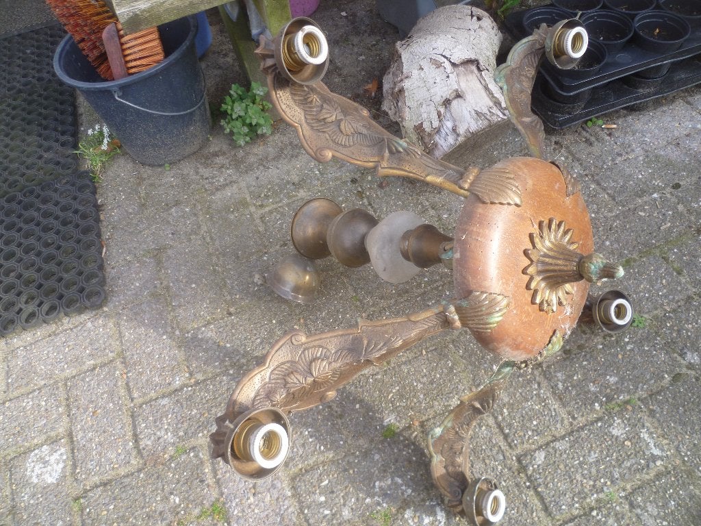 OUDE LUSTER MET BRONZEN ARMEN, Enlèvement