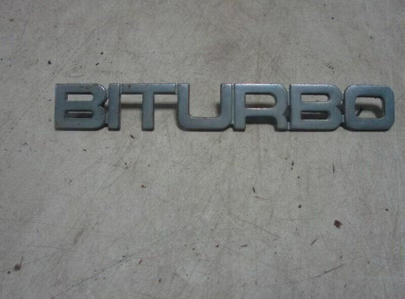 EMBLEEM Maserati Bi-turbo (01-1970/-), Webaccessibility@stellantis.com, Maserati, Gebruikt, Stellantis N.V.