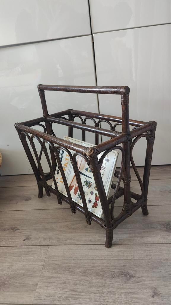 Rotan krantenrekje, Huis en Inrichting, Woonaccessoires | Krantenbakken en Lectuurbakken, Ophalen